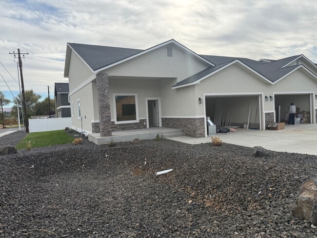 9000 Nafizah Way in Yakima, WA - Building Photo - Building Photo