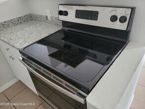 130 Bouganvillea Dr in Rockledge, FL - Foto de edificio - Building Photo