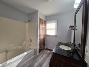 307 N Rosedale Ct in Round Lake, IL - Building Photo - Building Photo