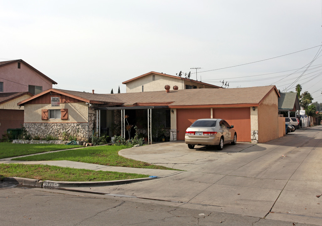 6221 Corona Ave in Bell, CA - Building Photo