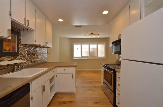 5055 Valley Crest Dr in Concord, CA - Building Photo - Building Photo