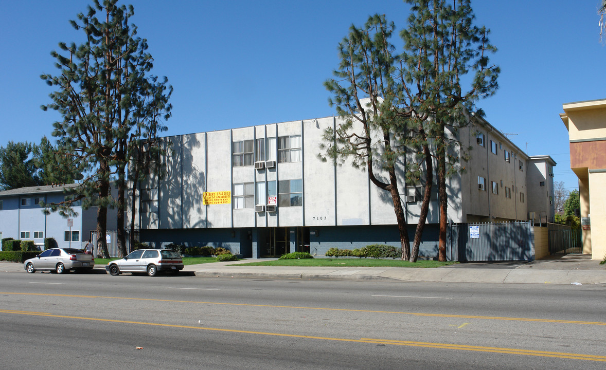 7107 Woodman Ave in Van Nuys, CA - Foto de edificio