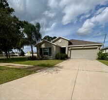 1804 Broad Winged Hawk Dr in Ruskin, FL - Building Photo