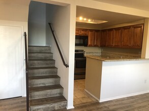 3915 Nobel Dr, Unit 4 in San Diego, CA - Building Photo - Building Photo