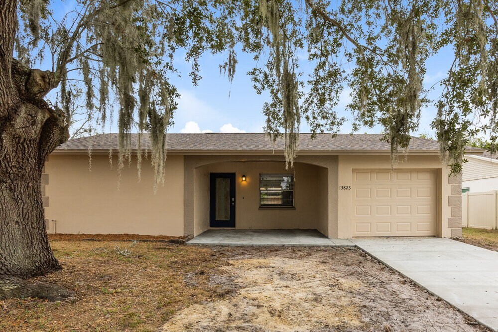 13823 Pathfinder Dr in Tampa, FL - Building Photo