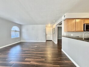 9325 W Desert Inn Rd in Las Vegas, NV - Building Photo - Building Photo