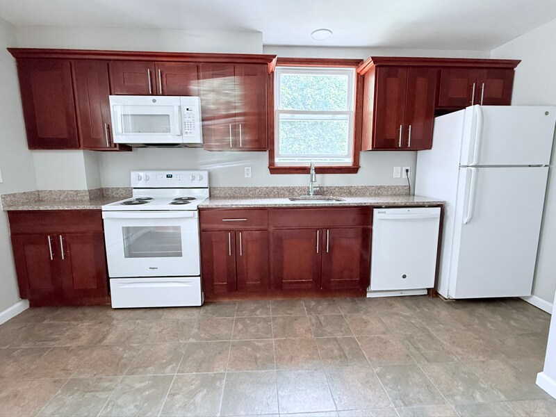 93 Broad St in Norwich, CT - Building Photo