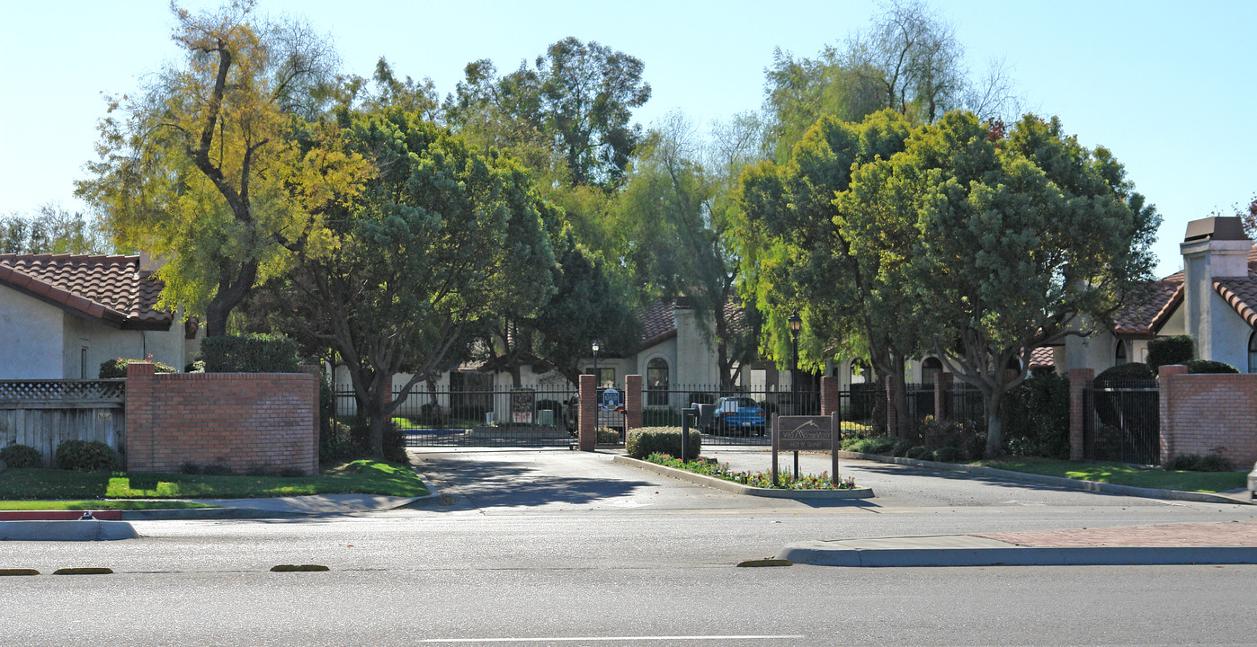 Villa Monte Vista Apartments in Visalia, CA - Building Photo