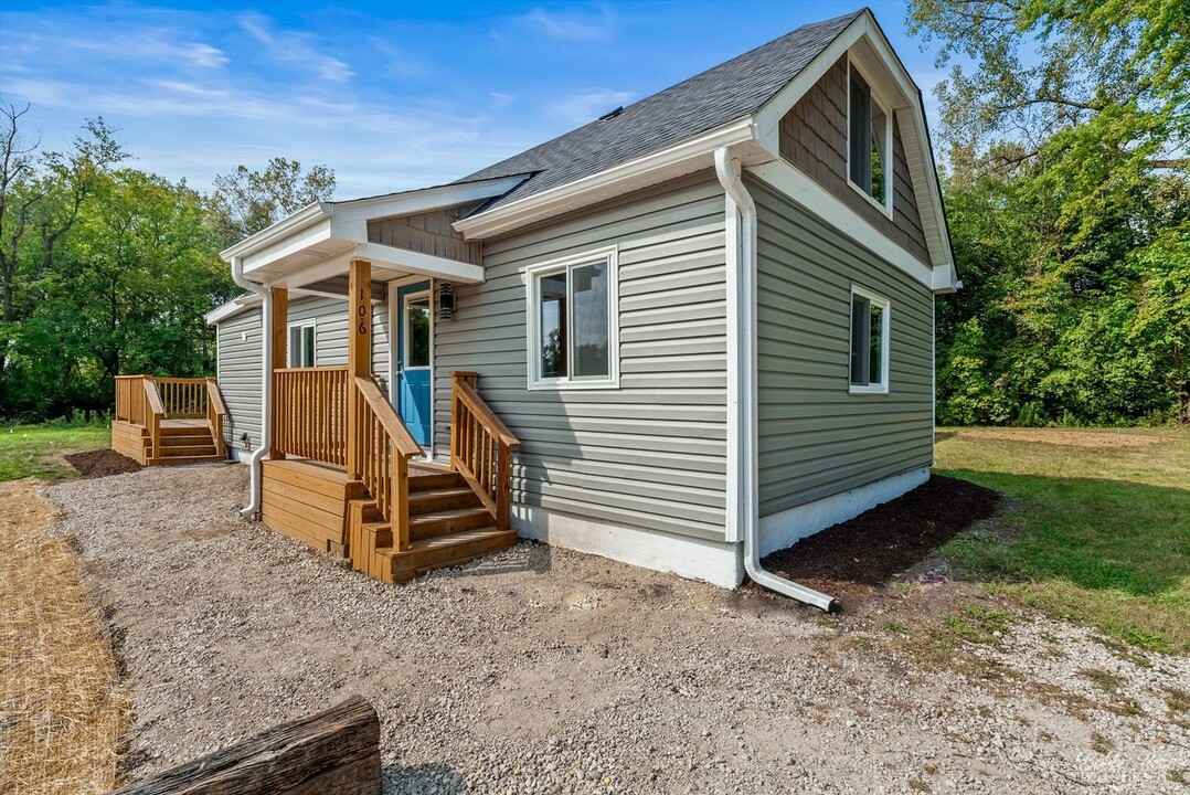 106 Georgine St in Crystal Lake, IL - Foto de edificio