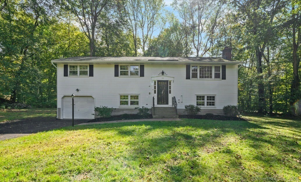 30 Glen Ln in Guilford, CT - Building Photo