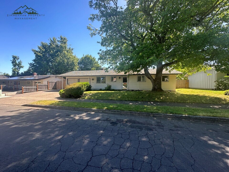 2045 Churchill St in Eugene, OR - Building Photo
