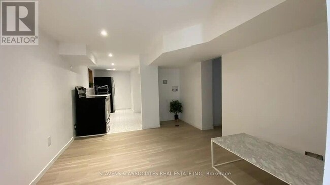 property at 976 Glencairn Ave