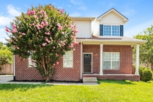 100 Oak Meadow Ct in Hendersonville, TN - Building Photo