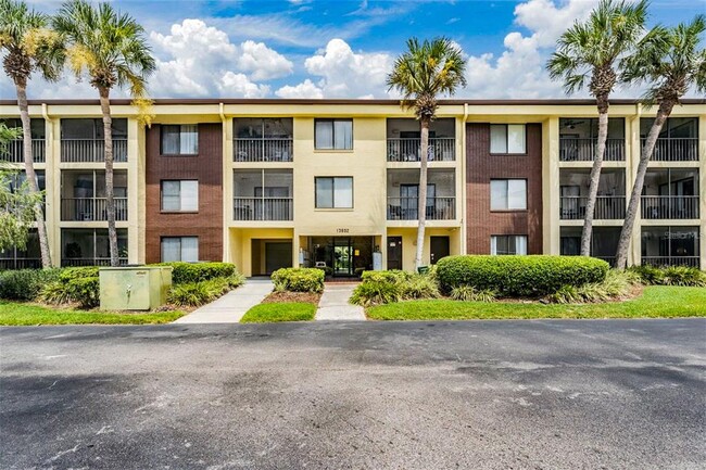 13602 S Village Dr in Tampa, FL - Foto de edificio - Building Photo