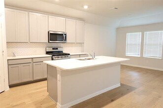 2592 Russell St in Crandall, TX - Foto de edificio - Building Photo