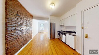 24 King St in New York, NY - Building Photo