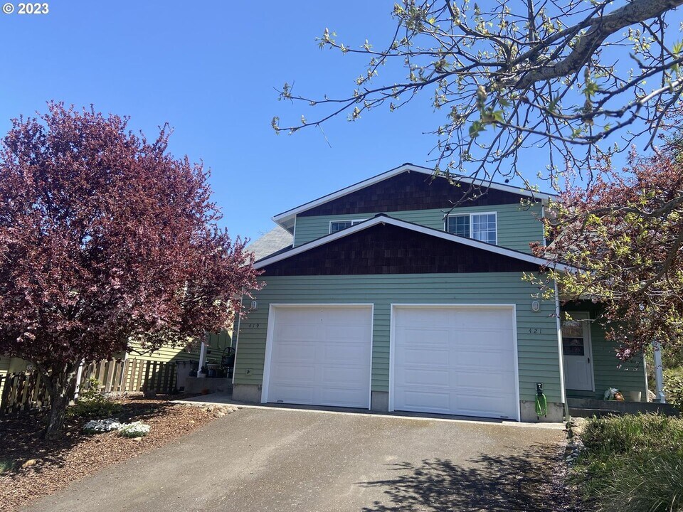 419-421 Maxs Pl in Hood River, OR - Building Photo
