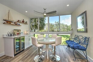 684 Broad Ave S in Naples, FL - Building Photo