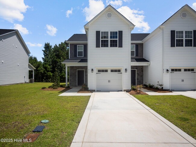 215 Verrazzano Ln in Jacksonville, NC - Foto de edificio - Building Photo