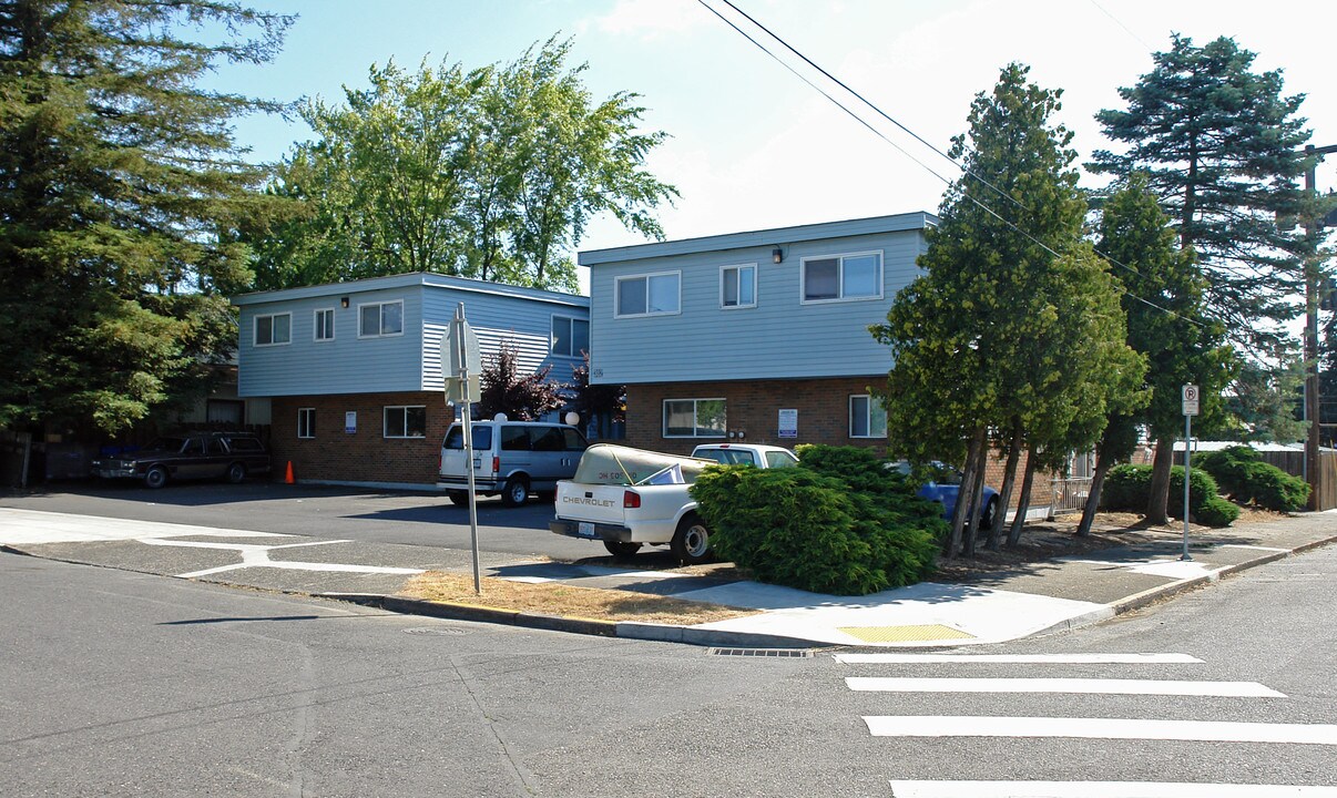 302-318 NE 81st Ave in Portland, OR - Building Photo