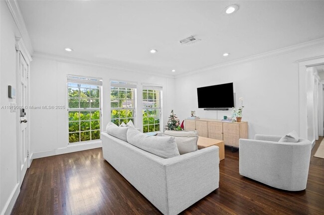 300 Manor Pl in Coral Gables, FL - Foto de edificio - Building Photo