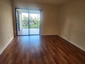 220 Lakeview Dr in Weston, FL - Building Photo - Building Photo