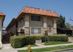 Jordan Espana/Hacienda Apartments in Canoga Park, CA - Building Photo - Building Photo