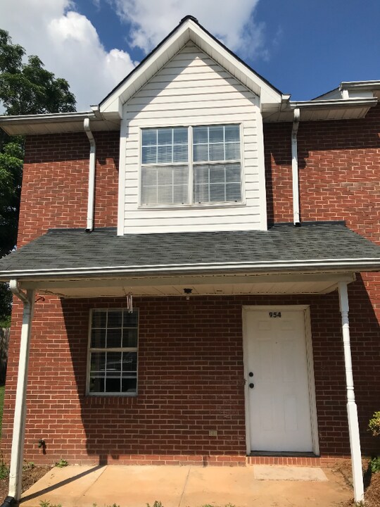 954 N Main St in Mooresville, NC - Building Photo