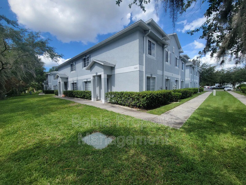 7326 E Bank Dr in Tampa, FL - Building Photo