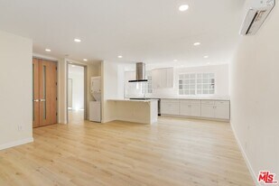 835 S Sherbourne Dr in Los Angeles, CA - Building Photo