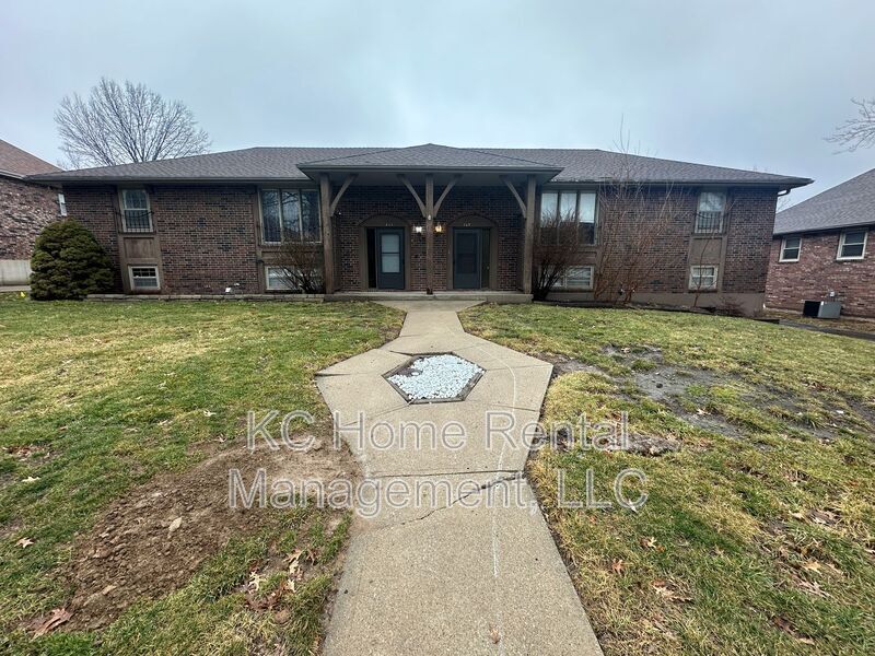 211 NW Highland Ln in Blue Springs, MO - Building Photo