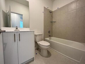 229 SW 159th Way in Pembroke Pines, FL - Foto de edificio - Building Photo