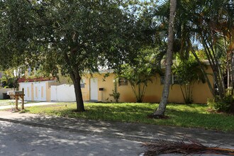 912 Almeria Rd in West Palm Beach, FL - Foto de edificio - Building Photo