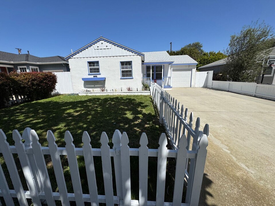 2513 Armour Ln in Redondo Beach, CA - Building Photo