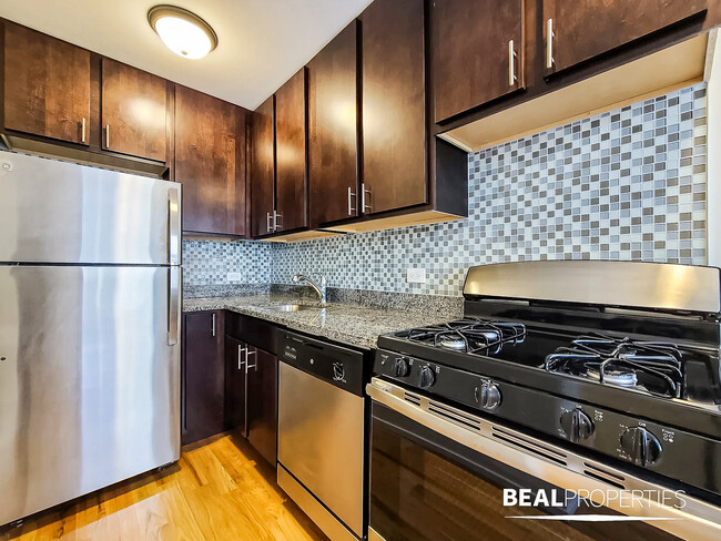 435 W Roscoe St, Unit 3A in Chicago, IL - Building Photo - Building Photo