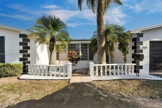860 NW 207th St in Miami, FL - Building Photo - Building Photo