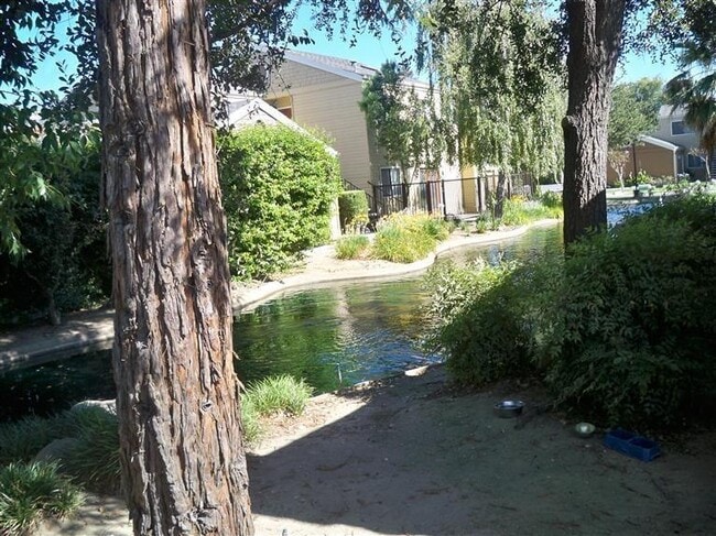 7675 N First St in Fresno, CA - Foto de edificio - Building Photo