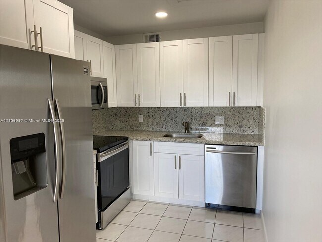 1855 W 60th St, Unit 301 in Hialeah, FL - Building Photo - Building Photo