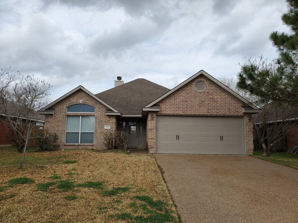 215 Landsburg Ct in College Station, TX - Building Photo