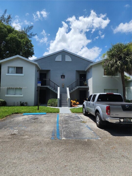 983 Lake Terry Dr in West Palm Beach, FL - Building Photo