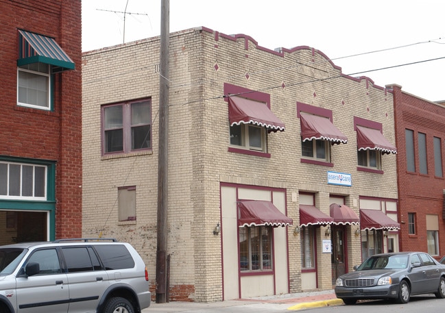 112 W Pine Ave in El Dorado, KS - Building Photo - Building Photo