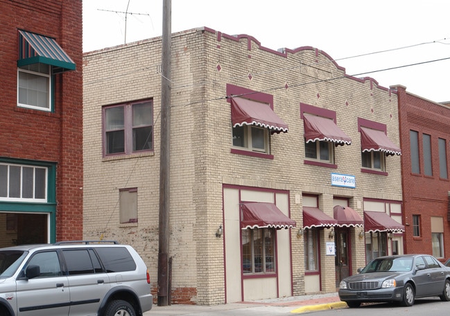 112 W Pine Ave in El Dorado, KS - Foto de edificio - Building Photo