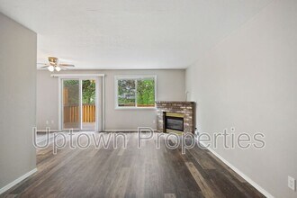 6133-6135 SE Frances St in Hillsboro, OR - Foto de edificio - Building Photo