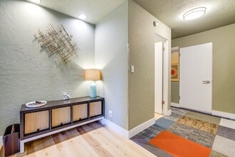 1425 S Puget Dr, Unit Zerene Eurydice in Renton, WA - Foto de edificio - Building Photo