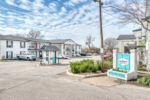 Midtown Manor and Towers in Bryan, TX - Building Photo