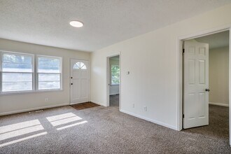 1921 S Vine St in Wichita, KS - Foto de edificio - Building Photo