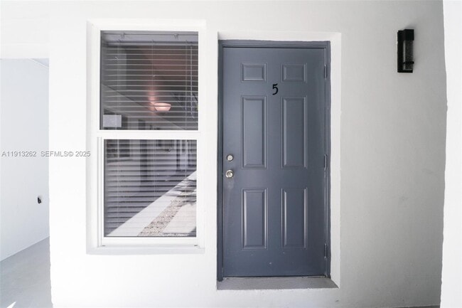 3071 SW 27th Ave in Miami, FL - Building Photo - Building Photo