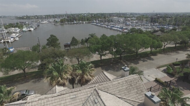 457 Mariners Dr in Kemah, TX - Foto de edificio - Building Photo