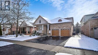 2210 Tiger Rd in Burlington, ON - Building Photo