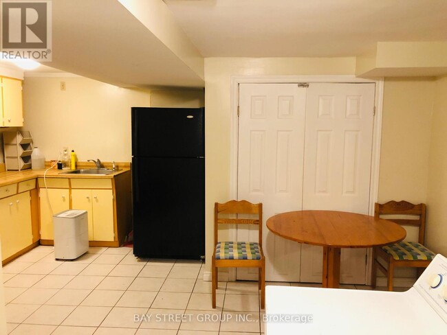 82 Apache Trail in Toronto, ON - Building Photo - Building Photo